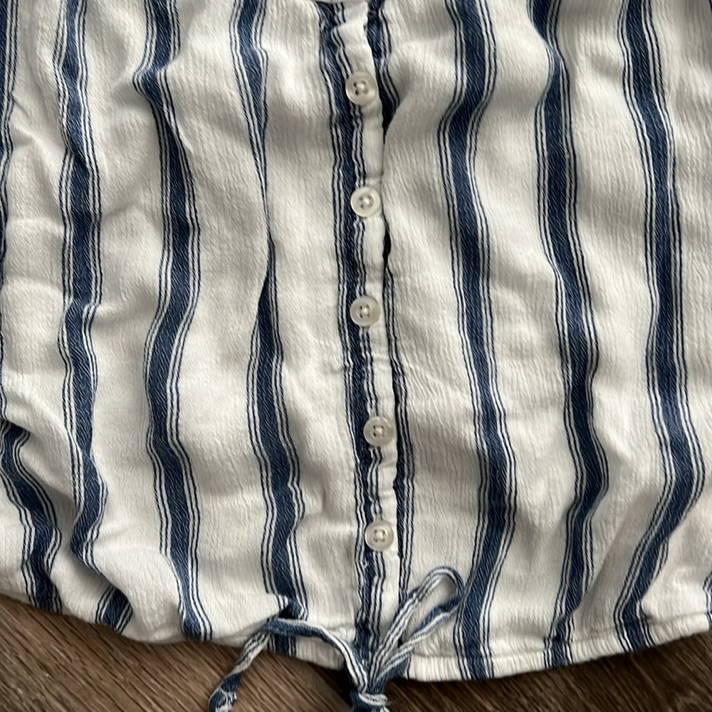 Super cute button stripe Hollister crop size medium - Picture 2 of 3